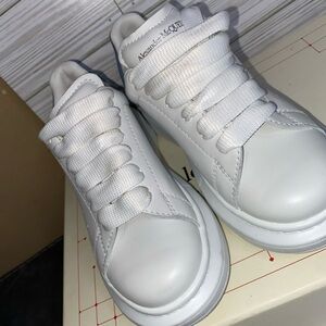 Alexander McQueen 
Kids shoe size 11.5 us 
Eu 29 

Worn only once